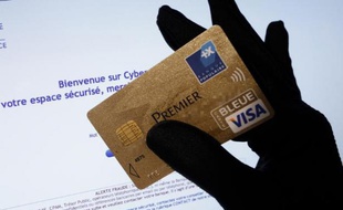 Le taux de fraude sur les paiements et les retraits par carte bancaire a légèrement augmenté en France en 2012, a indiqué mardi le gouverneur de la Banque de France Christian Noyer