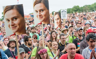 Des festivaliers rendent hommage à Jo Cox lors du festival.
Glastonbury, le 23 juin 2016.