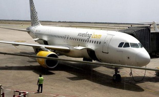 L'autorité boursière espagnole, la CNMV, a annoncé jeudi avoir donné son feu vert à l'OPA améliorée du groupe de transport aérien IAG sur la compagnie espagnole à bas coûts Vueling.