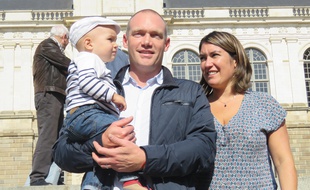 Les parents du petit Fañch et leur enfant en octobre 2018 devant le parlement de Bretagne.