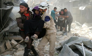 Des blessés extraits des décombres après un bombardement le 27 avril 2016 à Alep en Syrie