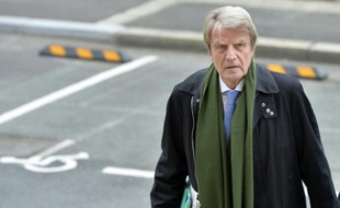 Bernard Kouchner arrive au tribunal d'Angers, le 22 octobre 2015