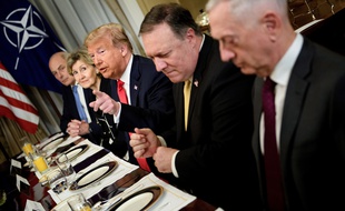Donald Trump à un petit-déjeuner avant une réunion de l'Otan, le 11 juillet 2018, à Bruxelles, avec John Kelly (gauche), Mike Pompeo et Jim Mattis (à droite).