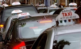 Les chauffeurs de taxi ont entamé mercredi matin une nouvelle journée de manifestations pour protester contre la déréglementation prônée selon eux par la commission Attali, entraînant des difficultés de circulation dans de nombreuses villes.