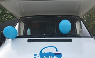 Le camping-car de l'association la Bulle, qui abrite une douche à destination des sans-abri.