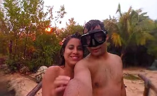 Capture d'écran d'une vidéo YouTube dans laquelle un éclair tombe tout près d'un couple faisant un selfie.