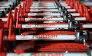 Le distributeur français Auchan a vu son bénéfice plombé par des éléments exceptionnels en 2015, alors que ses ventes et son résultat d'exploitation courant progressent, en partie tirés par l'expansion même si la France reste toujours en recul