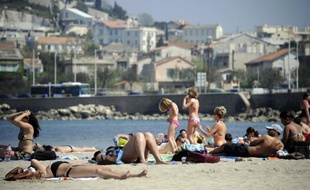Quelque 25.000 mégots de cigarettes ont été ramassés en une journée sur des plages de Marseille, a dénoncé lundi l'antenne de la Surfrider Foundation dans les Bouches-du-Rhône, en soulignant qu'un seul d'entre eux pollue 300 litres d'eau.