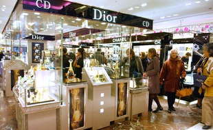 Les achats de Noël au Printemps Haussmann à Paris.