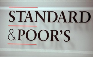 L'agence Standard & Poor's, qui a renoncé à abaisser dans l'immédiat la note du Portugal en raison des incertitudes concernant la sortie du plan d'aide international en mai prochain, a salué toutefois l'engagement du pays à respecter ses objectifs de réduction des déficits.