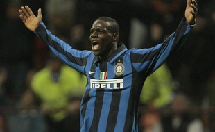 L'attaquant de l'Inter Milan, Marco Balotelli, célébrant un but contre la Fiorentina le 13 avril 2008.