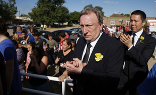 Neil Warnock, le manager de Cardiff, aux obsèques d'Emiliano Sala à Progreso, en Argentine, le 16 février 2019.