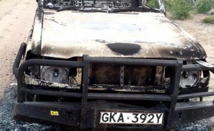 Photo prise le 26 mai 2015 à Garissa d'un véhicule de police calciné après une embuscade de militants de la branche d'Al-Qaïda en Somalie