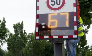 Les conducteurs en excès de vitesse sur une route traversant Eaucourt-sur-Somme, au sud d'Abbeville (Somme), ont reçu pendant quelques jours un message insultant mais clair de la part d'un radar pédagogique, à la suite d'une mauvaise blague, a-t-on appris mardi auprès du fabricant.