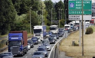 Des millions de vacanciers se sont pressés vendredi dans les gares, les aéroports et sur les routes, où les bouchons ont été au rendez-vous pour la première journée de la plus importante transhumance de l'année.
