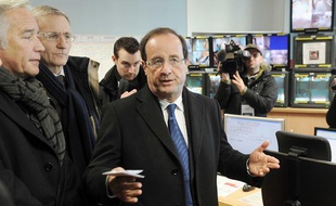 François Hollande à Dijon, lors d'un déplacement sur le thème de la sécurité dans la ville dirigée par François Rebsamen (à sa droite, avec l'écharpe grise et noire).
