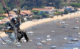 Guillaume Canet en paramoteur au-dessus de la côte du Cap-Ferret