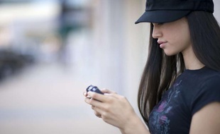 Une femme en train de jouer à un jeu vidéo.