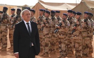 Le ministre français de la Défense Jean-Yves Le Drian à Gao au Mali avec les soldats français, le janvier 2015