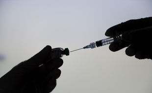 Illustration de chercheurs qui travaillent sur un vaccin contre le coronavirus.