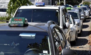 Des chauffeurs de taxi bloquent l'accès à un hôtel avant une session de recrutement par la société Uber à Nantes le 8 juin 2015