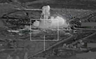 Capture d'écran d'une vidéo diffusée le 17 novembre 2015 par la Défense française montrant l'armée bombardant des positions de l'Etat islamique à Raqa
