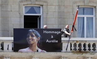 Drapeau en berne et portrait d'Aurélie Châtelain à Caudry le 22 avril 2015.