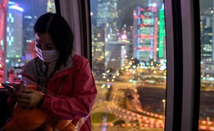 Une femme portant un masque de protection à Hong Kong, le 14 février 2020 (illustration).