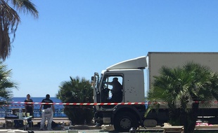 Le camion criblé de balles à la fin de sa course meurtrière sur la promenade des Anglais à Nice, le 15 juillet 2016.