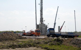 Le pétrole et le gaz de schiste aux Etats-Unis suscitent un appétit vorace de la part de géants internationaux comme le français Total, le chinois Sinopec ou le fonds américain KKR, dans un contexte de raréfaction des gisements d'hydrocarbures traditionnels.