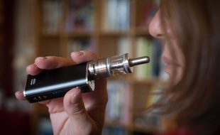 La e-cigarette continue d'alimenter les débats entre scientifiques.