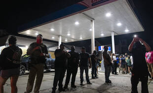 Des Américains armés protègent une station-service à Kenosha, dans le Wisconsin, le 25 août 2020.