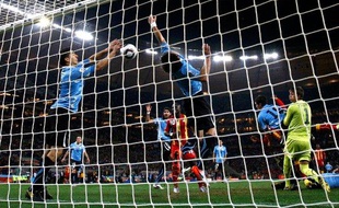 Le buteur uruguayen Luis Suarez arrête le ballon de la main, face au Ghana, le 2 juillet 2010