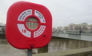 Des bouées ont été installées entre le Hangar à bananes et la passerelle Schoelcher à Nantes