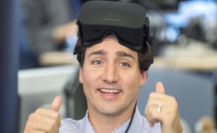 Justin Trudeau teste un masque de réalité augmentée, le 26 février 2016 à Montréal dans les bureaux d'Ubisoft.