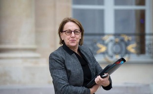 Le Conseil des ministres a adopté mercredi un décret relevant le minimum de traitement des fonctionnaires pour tenir compte de la hausse du Smic au 1er janvier, a annoncé la ministre de la Fonction publique Marylise Lebranchu dans un communiqué.