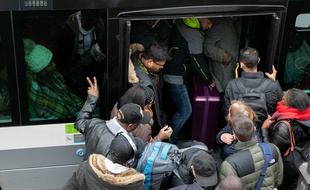 Des voyageurs tentent de monter dans le bus en pleine grève à Paris. Credit:ROMUALD MEIGNEUX/SIPA.