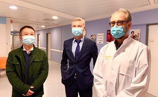 Le premier patient Covid d'Europe, Laurent Chu (à gauche), avec le directeur du CHU de Bordeaux Yann Bubien, et le Pr Denis Malvy