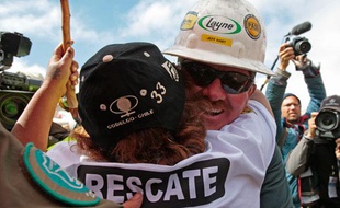 Le 11 octobre, l’excavateur a tiré sa révérence, acclamé par les familles des mineurs après avoir réussi la jonction à 622 m de fond.