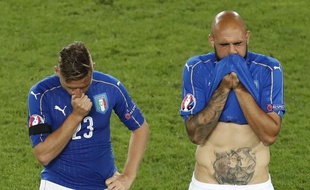 L'Italien Simone Zaza (à droite) au côté de son coéquipier Emanuele Giaccherini, après l'élimination de leur équipe par l'Allemagne, en quarts de finale de l'Euro, le 2 juillet 2016 à Bordeaux.
