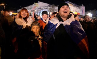 Des manifestants pro-russes célèbrent leur victoire au référendum le 16 mars 2014 sur la place Lénine de Simferopol