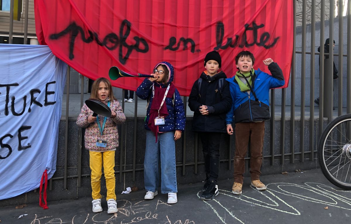 « Priorité à l'envers » : Parents, prof et enfants manifestent contre les fermetures de classe à Paris