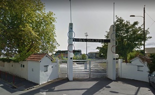 Un homme est entré sur le terrain pendant un match et a blessé deux jeunes joueurs.