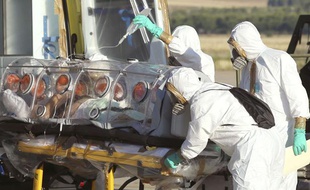 Le prêtre espagnol contaminé par le virus Ebola à son arrivée à Madrid, le 7 août 2014.