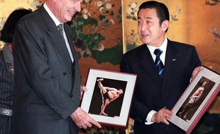 Jacques Chirac rencontre le Premier ministre Ryutaro Hashimoto lors de sa visite d'Etat au Japon, le 18 novembre 1996.