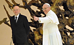 Le pape François (à droite), le 16 mars 2013 au Vatican.