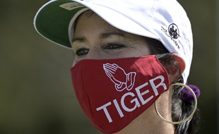 Une fan de Tiger Woods avec un masque affichant son soutien à la légende du golf, aux Etats-Unis le 28 février 2021.