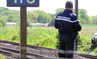 Illustration d'un gendarme sur des voies de chemin de fer, ici lors d'un accident en Ille-et-Vilaine.