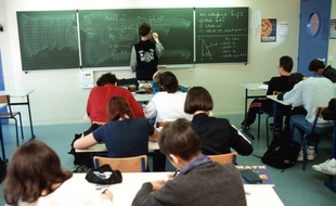 Illustration de collégiens dans une classe.