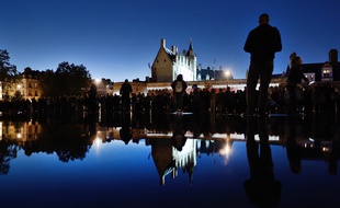 Le château des ducs de Bretagne, vu depuis le miroir d'eau à Nantes.